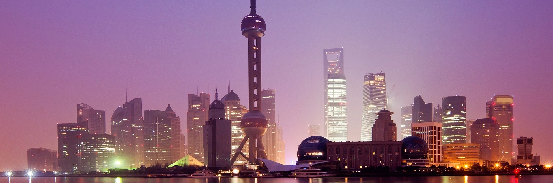 Tháp lung linh sắc màu