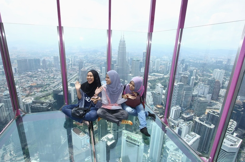 Tháp Menara kiêu hãnh giữa thành phố