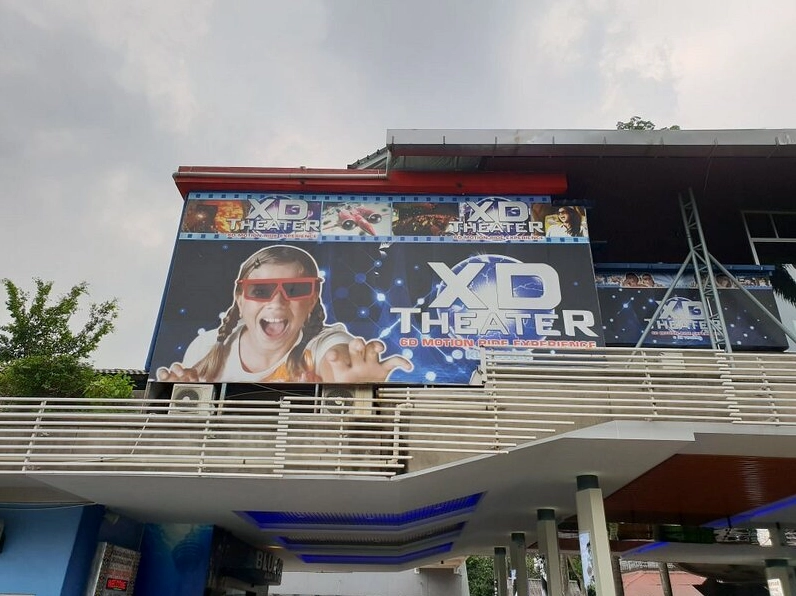 Tháp Menara Kuala Lumpur rực sáng trong đêm