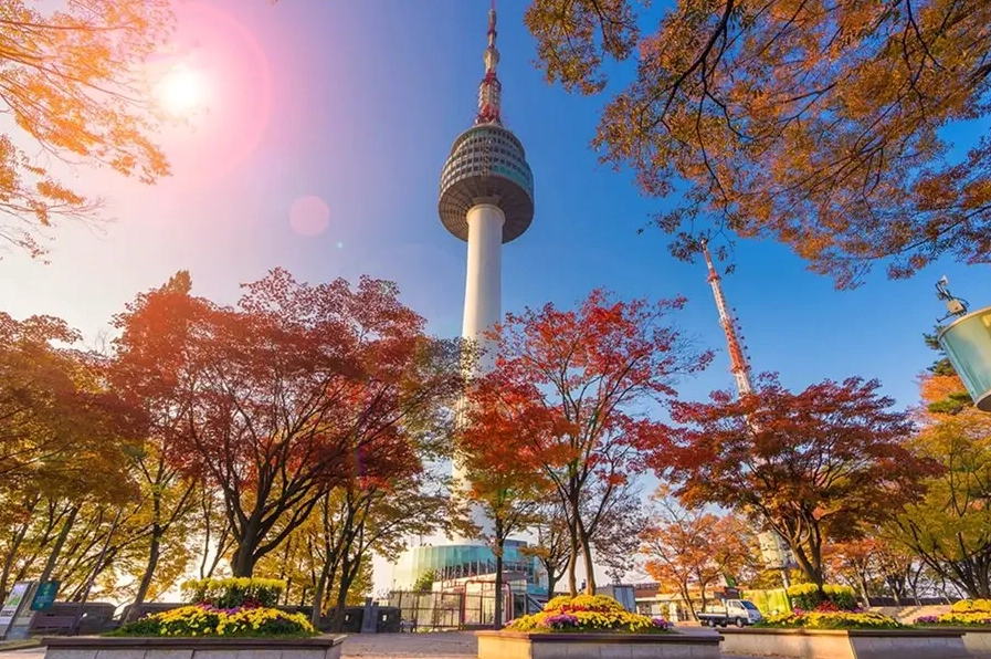 Tháp Namsan in bóng trên nền trời xanh thẳm