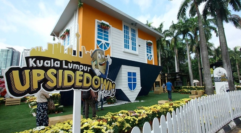 Tháp nhìn qua khung cửa sổ