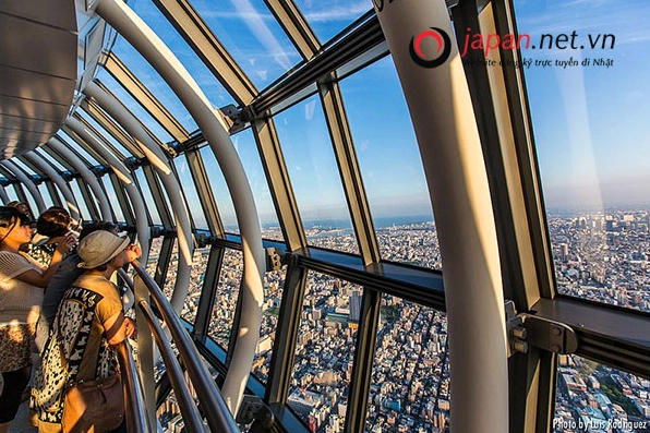 Tháp Tokyo Skytree dưới bầu trời xanh thẳm