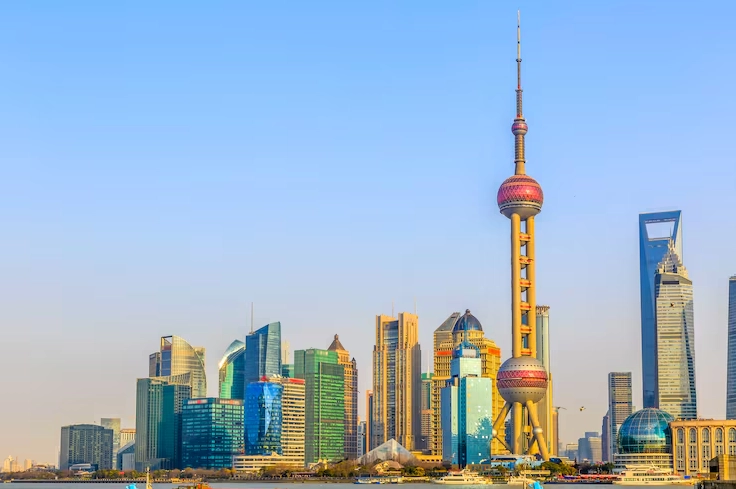 Tháp vươn lên từ thành phố