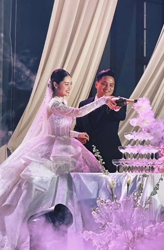 Thêm một góc máy đẹp trong đám cưới của Nông Thúy Hằng