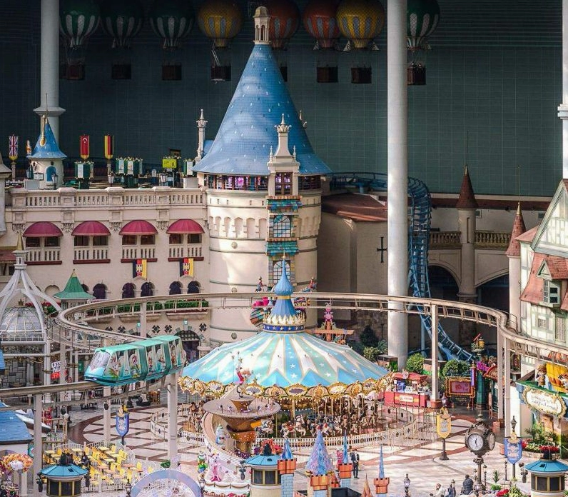 Thiên đường giải trí Lotte World nằm cạnh tòa tháp tạo nên một quần thể du lịch hấp dẫn