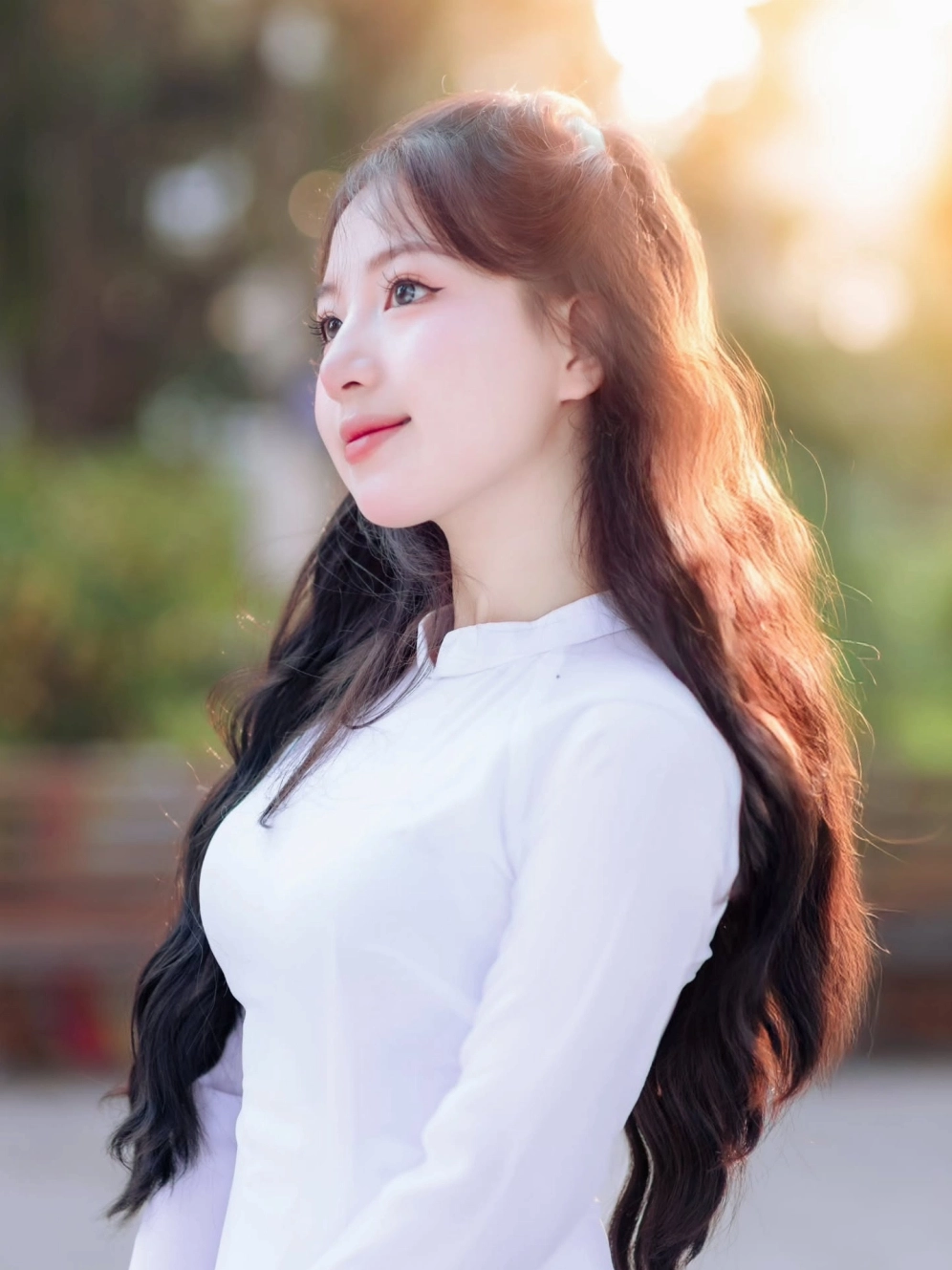 Thiếu nữ cười rạng rỡ dưới ánh nắng thu vàng óng ả