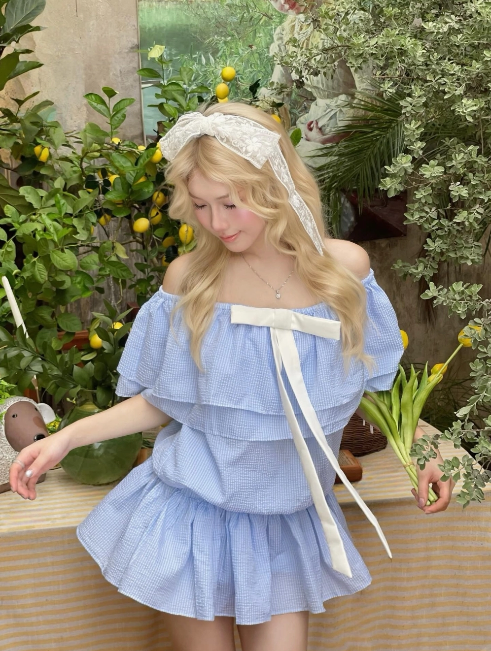 Thiếu nữ cười rạng rỡ dưới cái nắng vàng rực rỡ của mùa hè