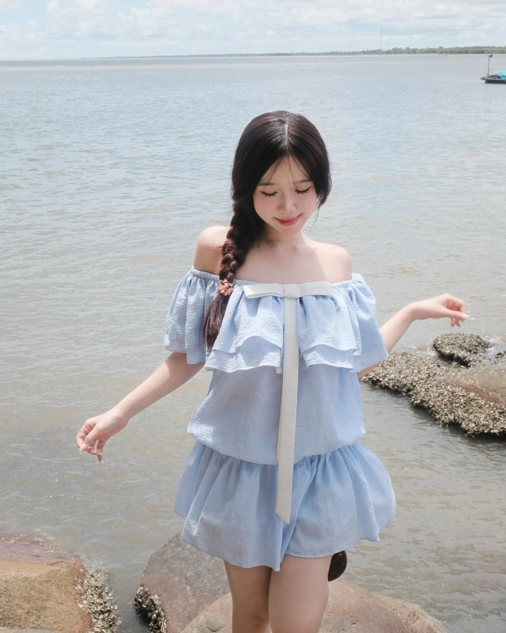 Thiếu nữ cười tỏa nắng đón ánh bình minh rực rỡ