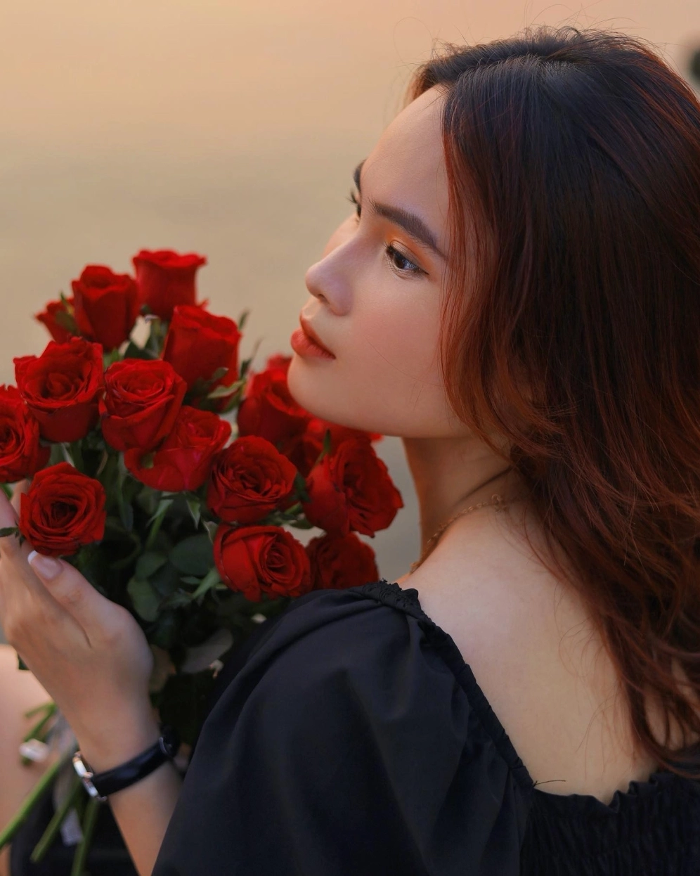 Thiếu nữ dạo bước bên bờ biển vắng lúc mặt trời lặn