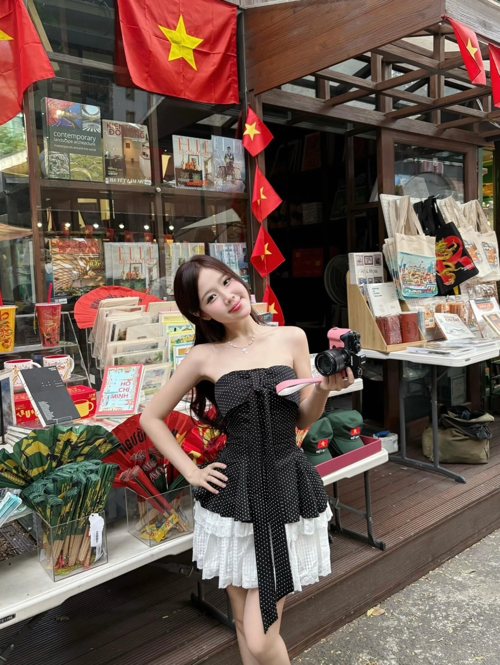 Thiếu nữ e thẹn lấy tay che miệng khi cười