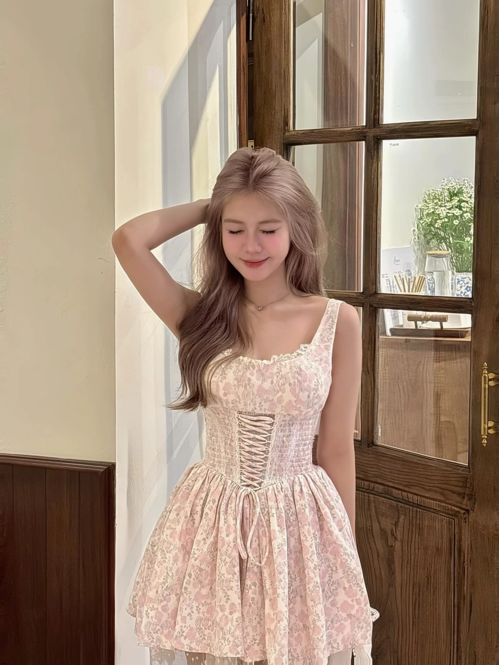 Thiếu nữ mặc áo dài truyền thống mỉm cười duyên dáng