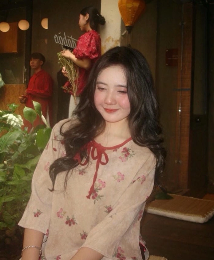 Thiếu nữ mang vẻ đẹp đằm thắm, dịu dàng toát lên từ thần thái và nụ cười