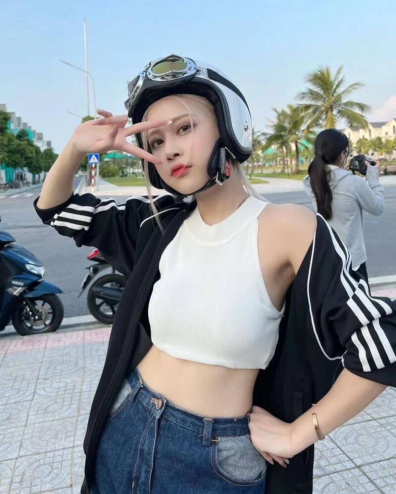 Thiếu nữ mười tám tuổi dịu dàng thả dáng chuẩn bị tốt nghiệp