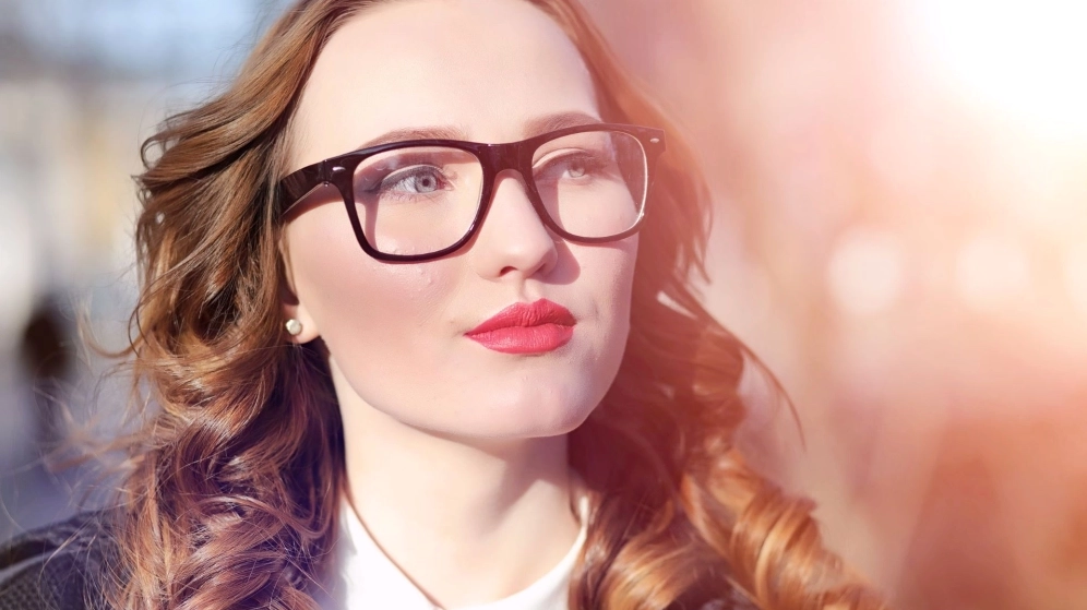 Thiếu nữ thướt tha duyên dáng trong tà áo dài trắng truyền thống kết hợp kính cận