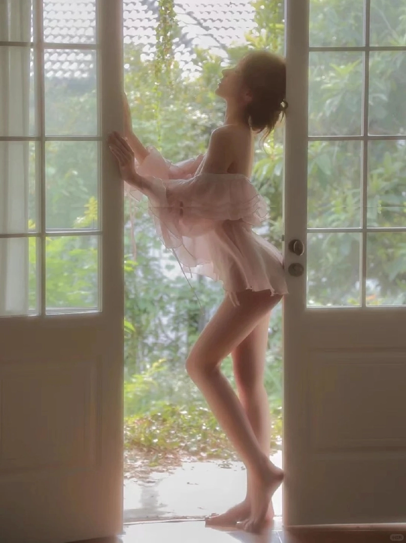 Thiếu nữ Trung Quốc chân dài diện trang phục phong cách nhẹ nhàng thanh lịch