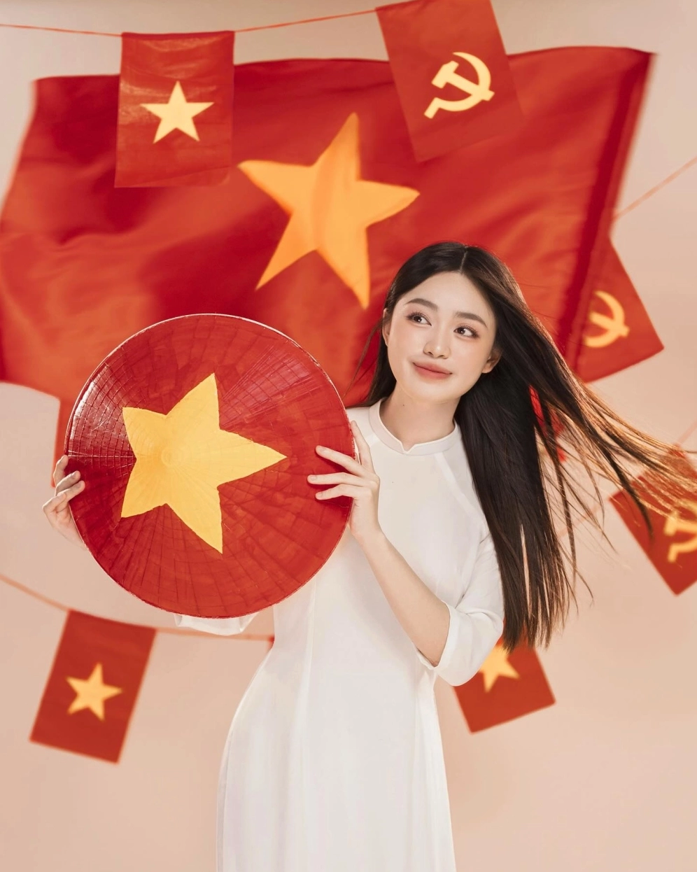 Thiếu nữ xinh đẹp mỉm cười mơ màng bên khung cửa sổ