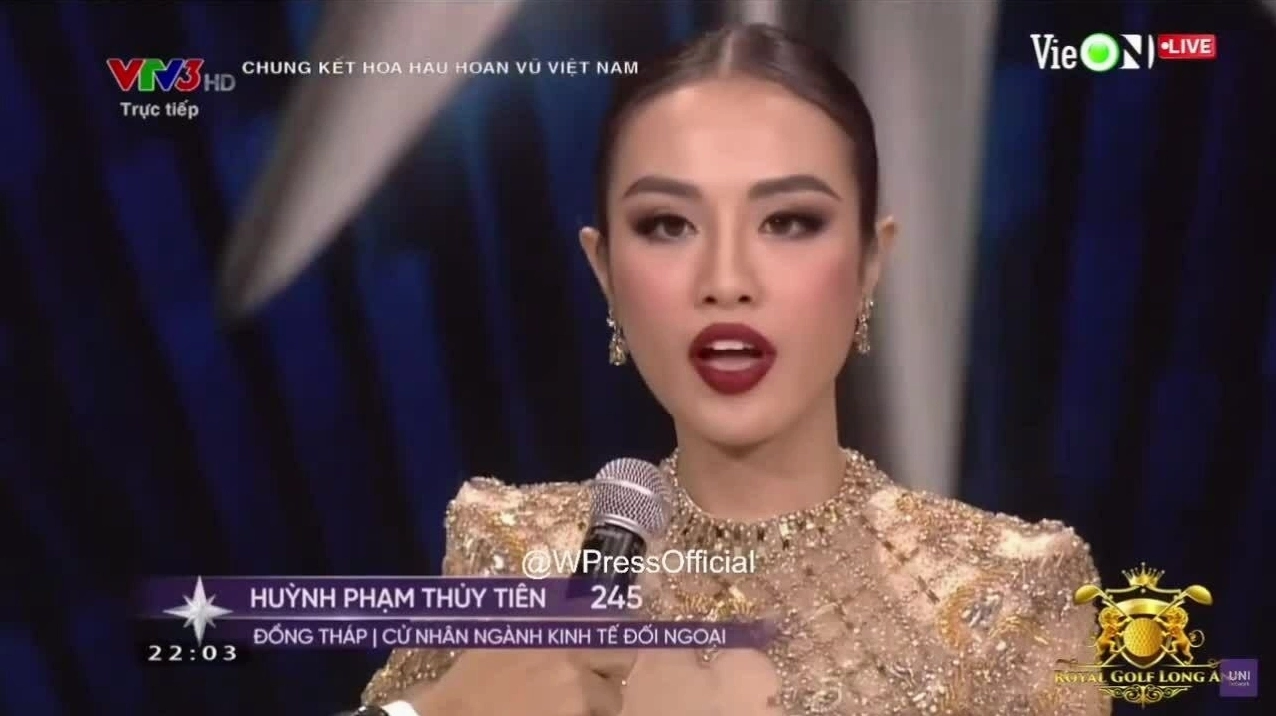 Thủy Tiên tự tin trả lời ứng xử trước hàng ngàn khán giả