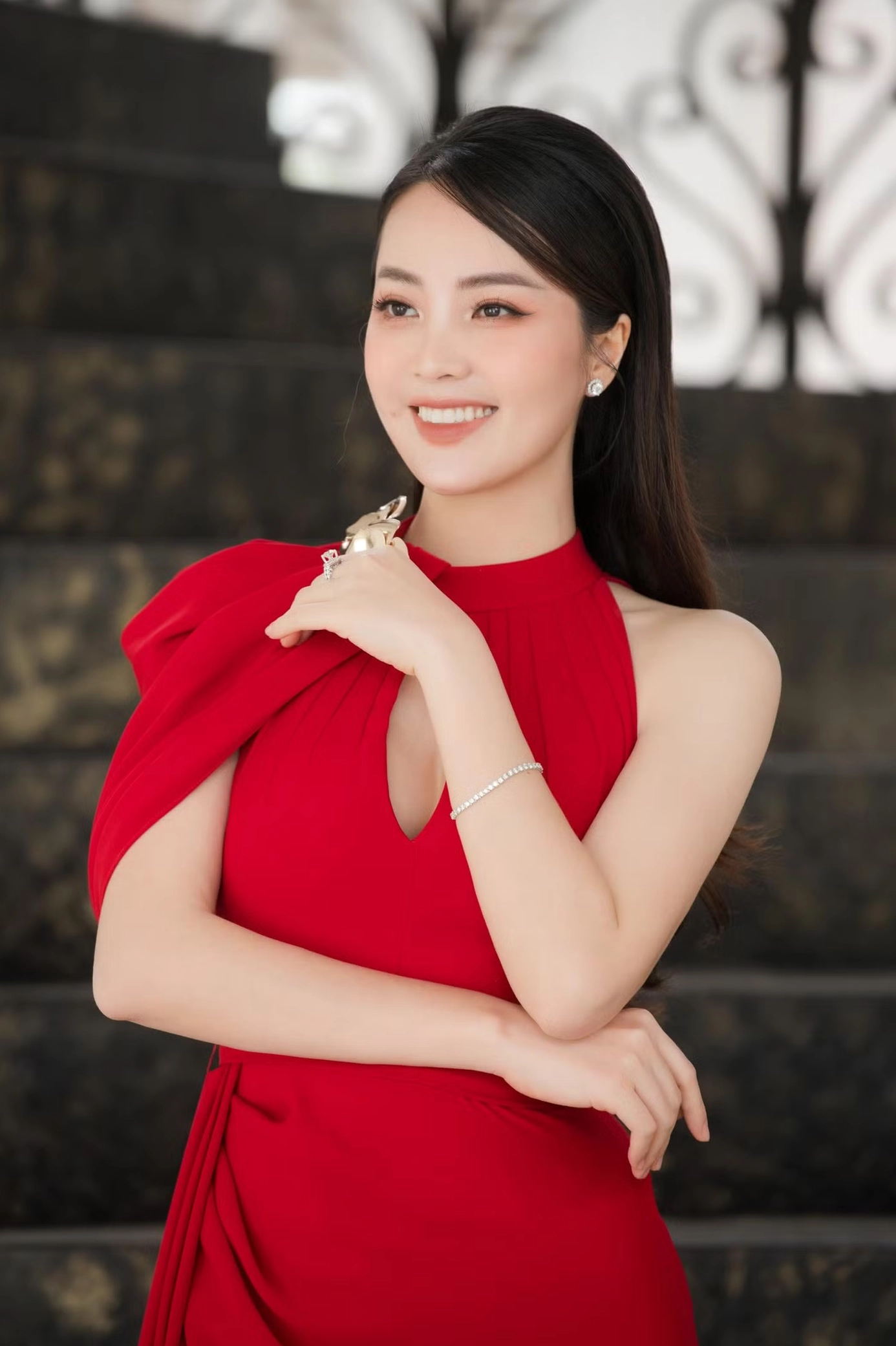 Thụy Vân lựa chọn trang phục kỹ lưỡng khi dẫn Gặp gỡ diễn viên truyền hình