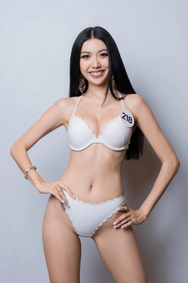 Thụy Vân rạng rỡ trong bộ bikini họa tiết nổi bật