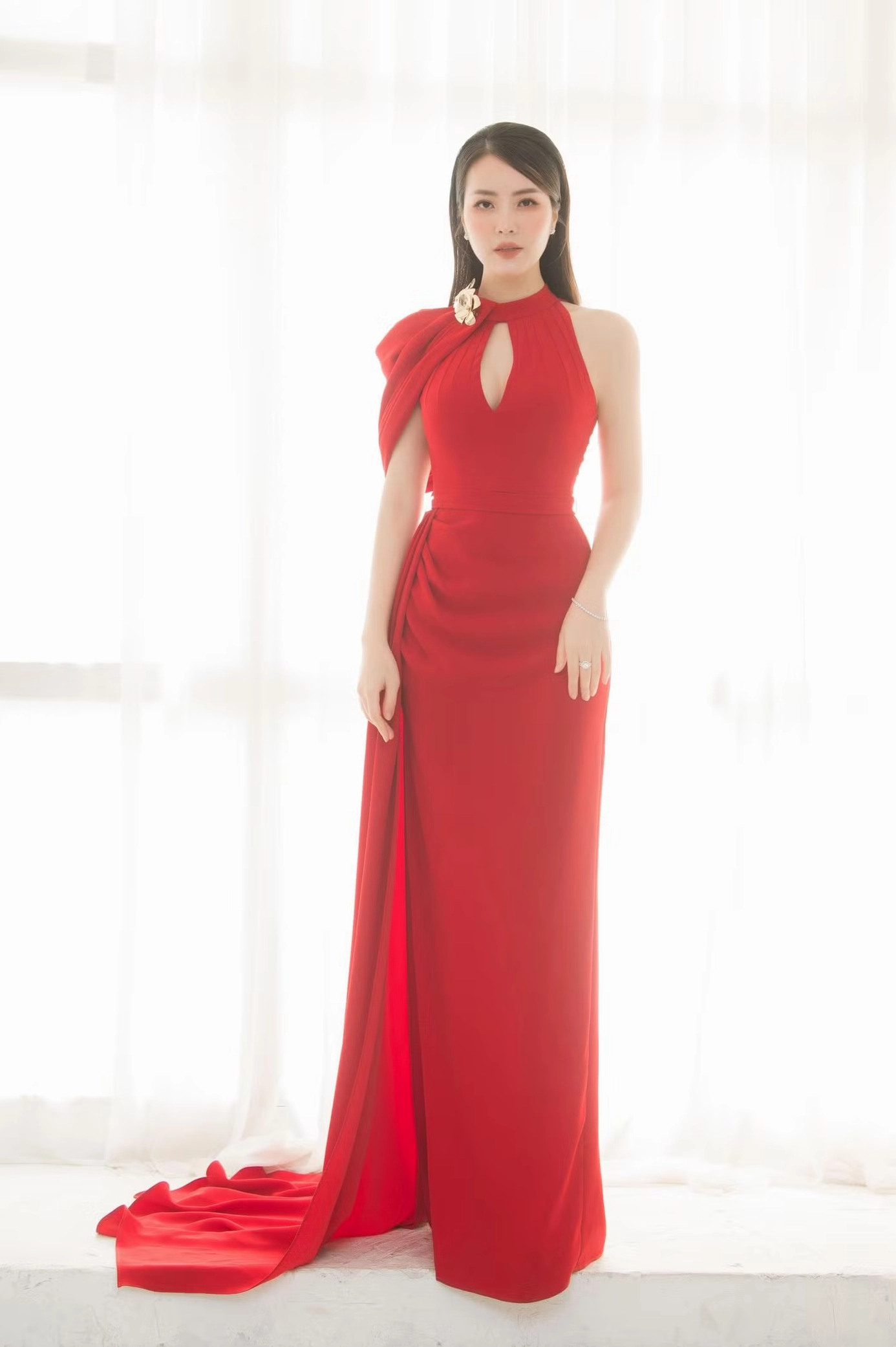 Thụy Vân rạng rỡ trong chiếc váy dạ hội đỏ rực xẻ sâu gợi cảm