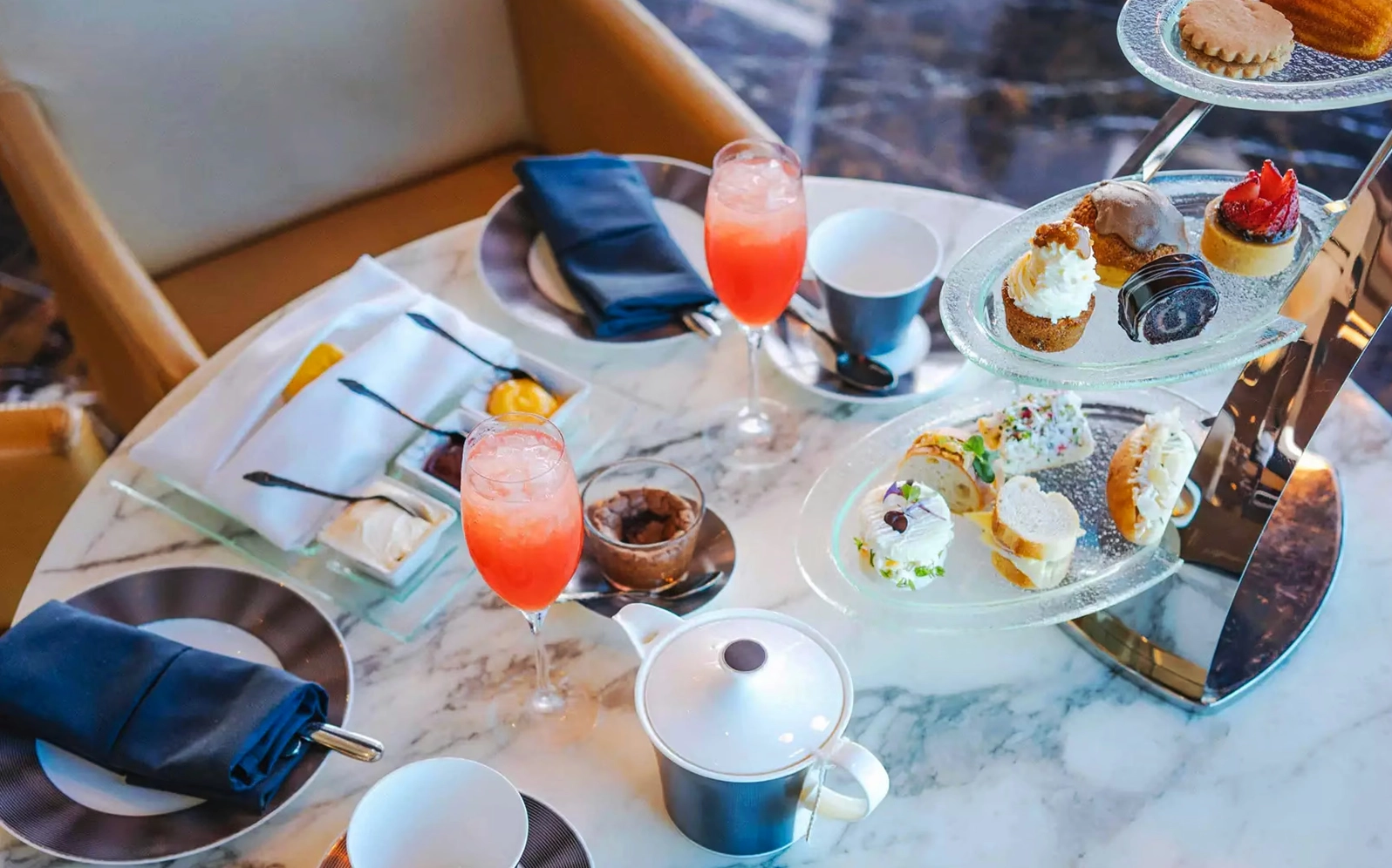 Tiệc trà chiều với bánh ngọt tại The Observation Deck