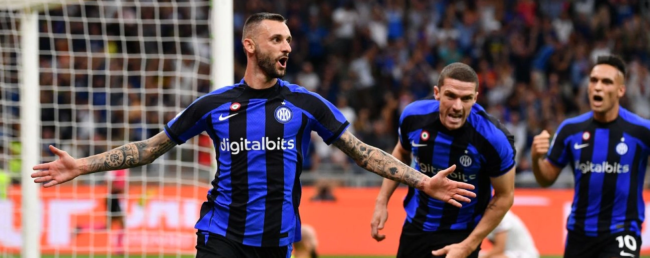 Tiền vệ Marcelo Brozović ăn mừng pha làm bàn ngoạn mục mang về chiến thắng cho Inter Milan ngày trước