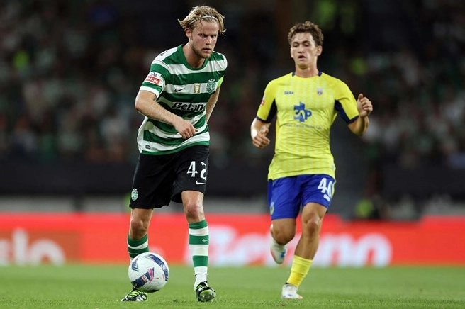Tiền vệ Morten Hjulmand thi đấu trong màu áo Sporting CP năm 2026