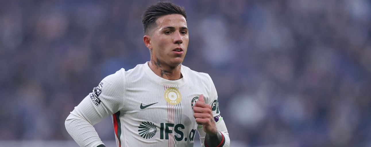 Tin đồn chuyển nhượng cho rằng tiền vệ Enzo Fernandez của Chelsea đang mong muốn chuyển tới thi đấu cho câu lạc bộ Real Madrid