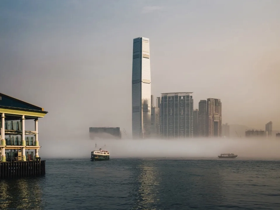 Tòa nhà ẩn hiện trong sương mù dày đặc