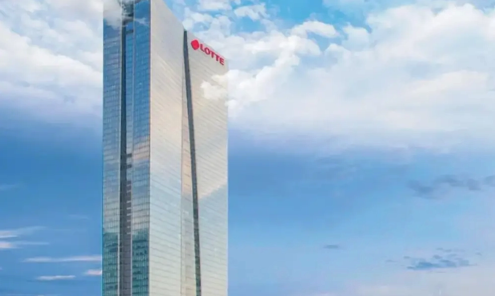 Tòa nhà cao tầng Lotte Center Hà Nội vươn mình trong sương sớm