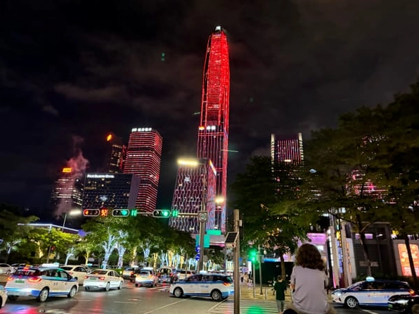 Tòa nhà tỏa sáng trong đêm thanh vắng