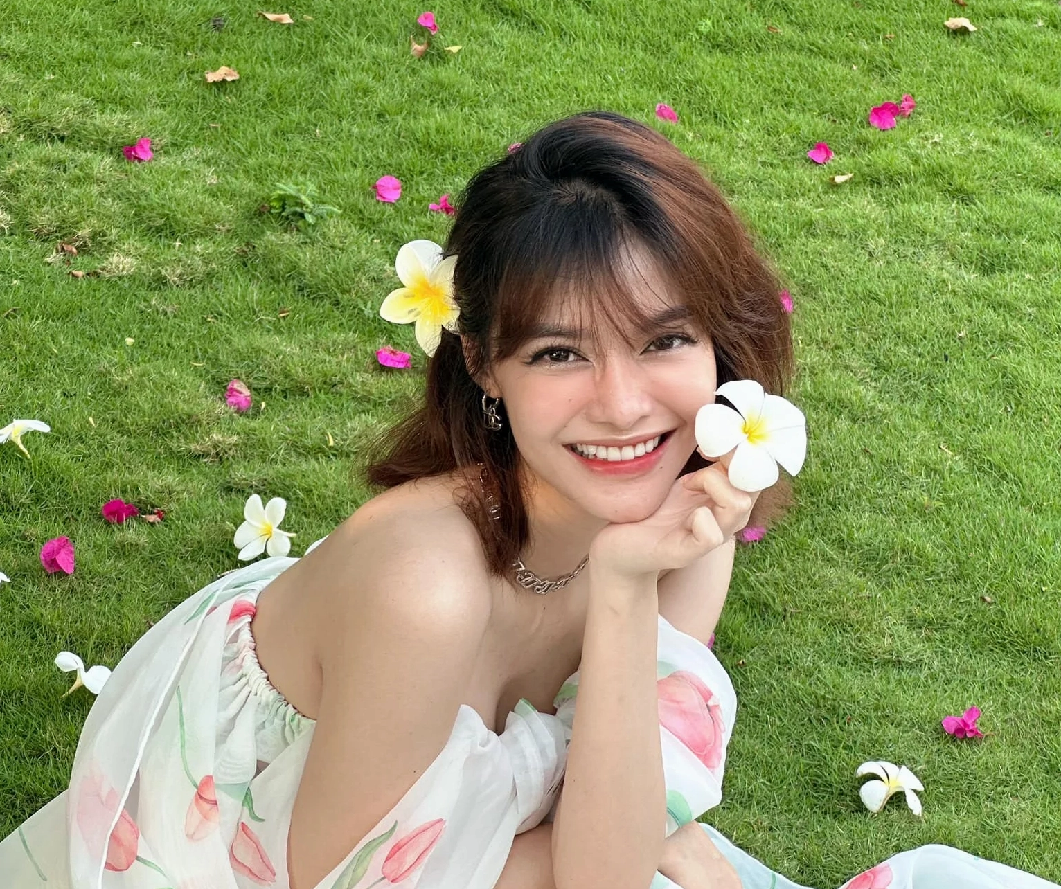 Tỏa sáng rạng ngời với phong thái nhẹ nhàng thanh tao