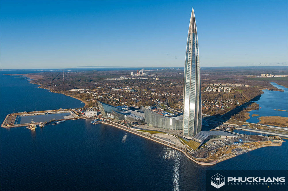 Tòa tháp Lakhta Center với hình dáng nhọn hoắt đâm xuyên bầu trời