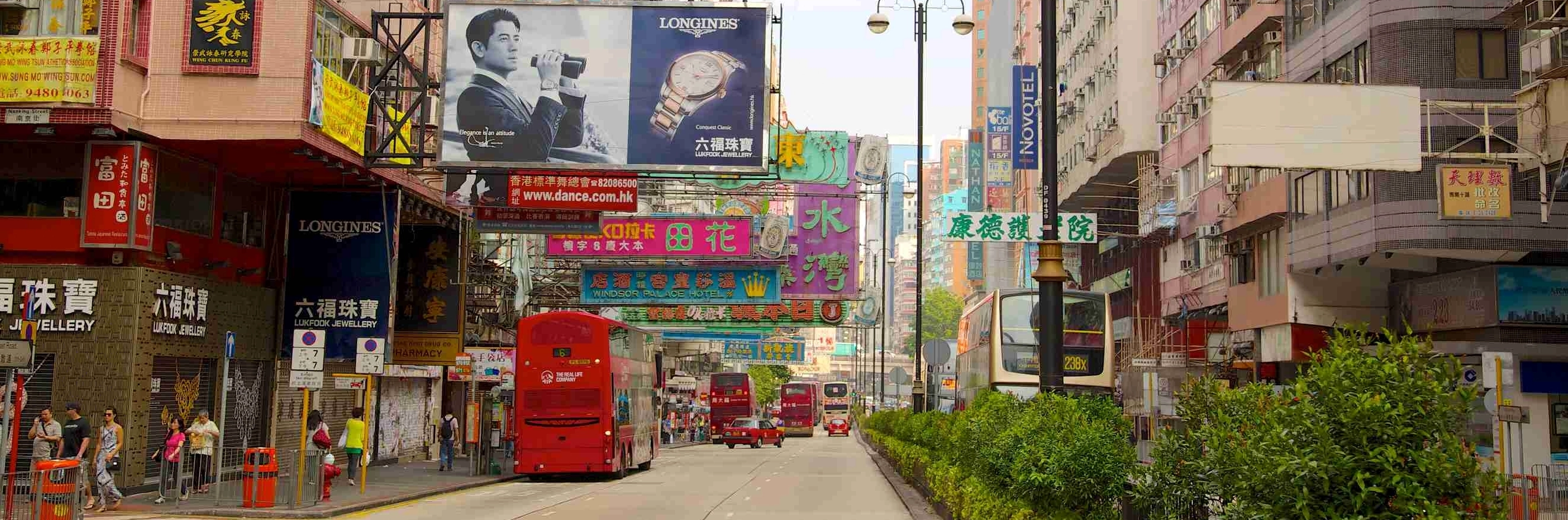 Tòa tháp nhìn từ bến cảng mờ ảo