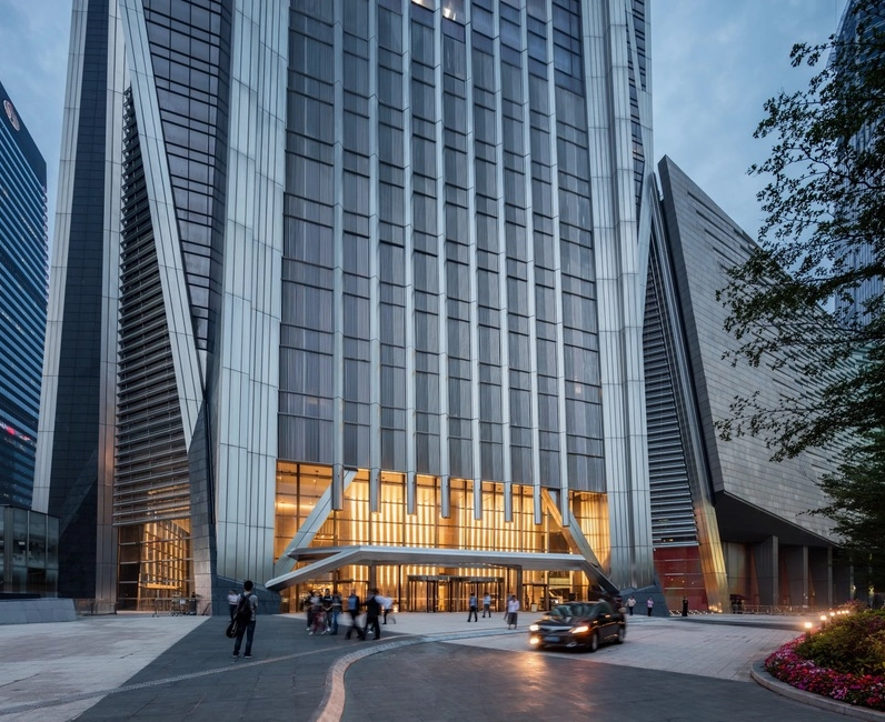 Tòa tháp nhìn từ xa qua những tán cây