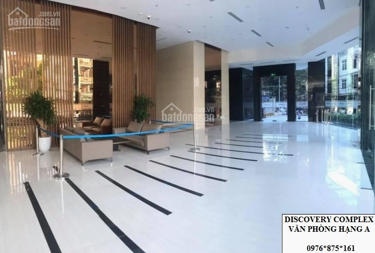 Tòa tháp vươn cao xuyên qua những tầng mây mù