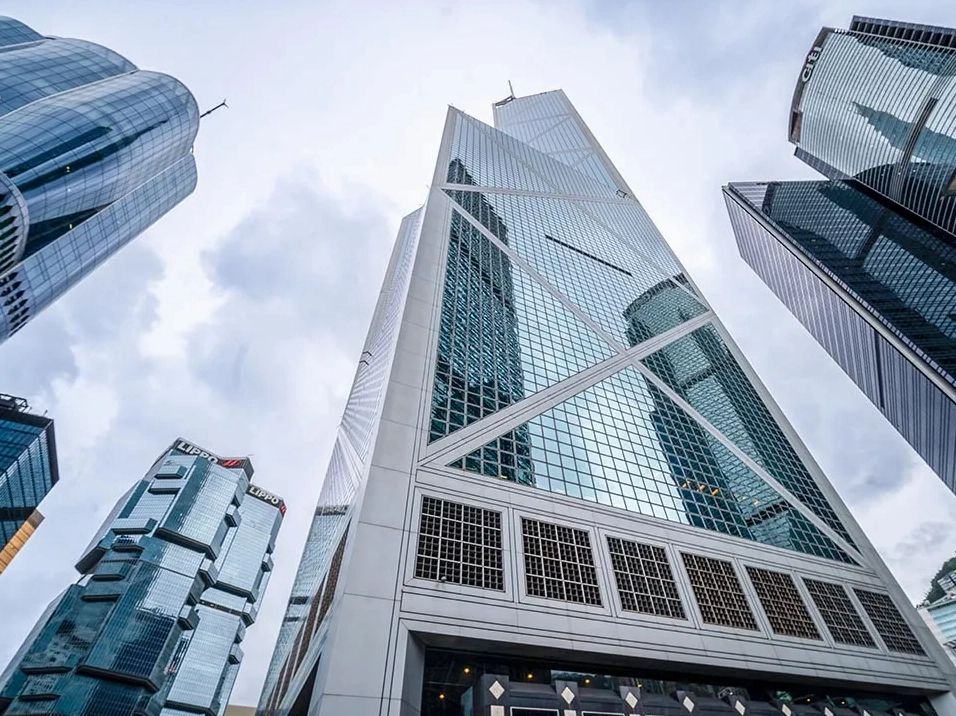 Toàn cảnh Bank of China Tower sừng sững giữa bầu trời thành phố