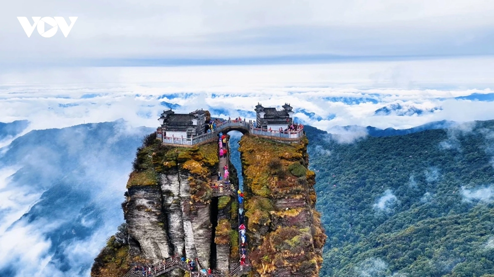 Toàn cảnh hai điện thờ cheo leo trên đỉnh núi tại Phạm Tịnh Trung Quốc