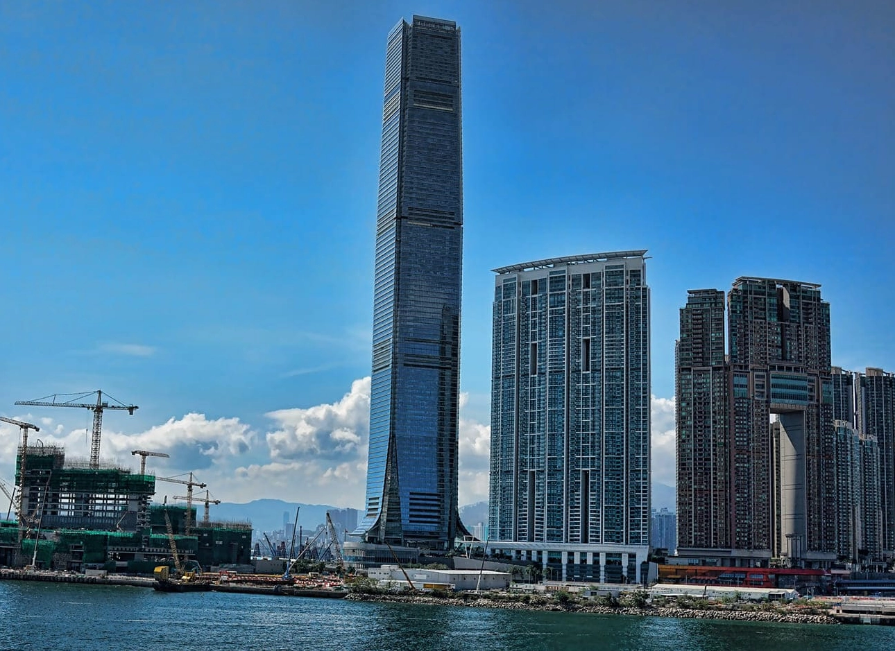 Toàn cảnh International Commerce Centre sừng sững
