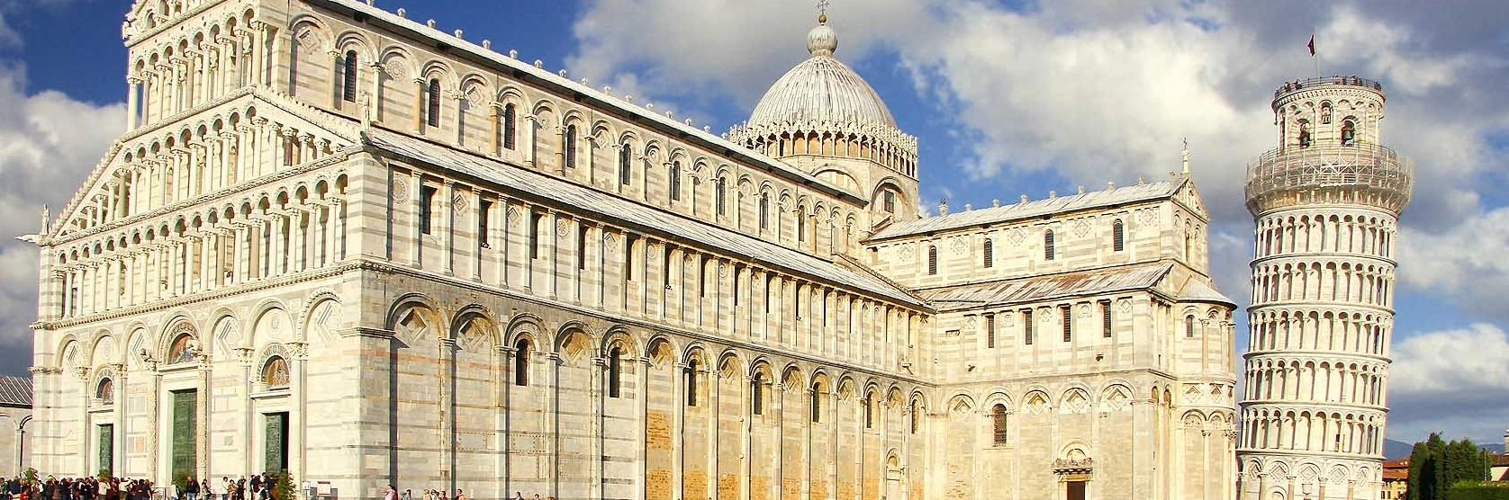Toàn cảnh khu phức hợp kiến trúc xung quanh tháp nghiêng Pisa