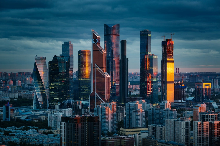 Toàn cảnh khu phức hợp tháp liên bang sừng sững giữa bầu trời moscow