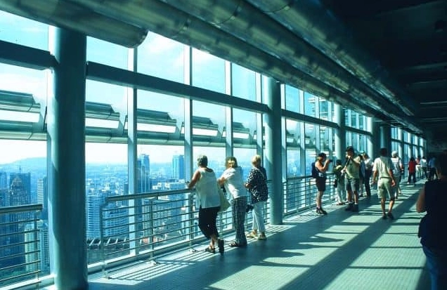 Toàn cảnh khu vực trung tâm Kuala Lumpur nhìn từ trên cao với tháp Petronas là trung tâm