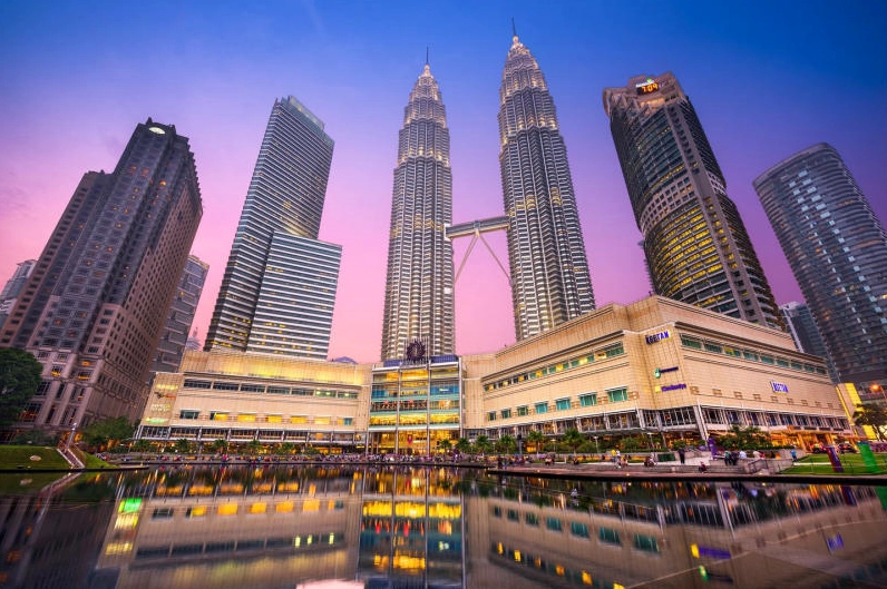 Toàn cảnh khu vực xung quanh tháp đôi Petronas với không gian xanh mát