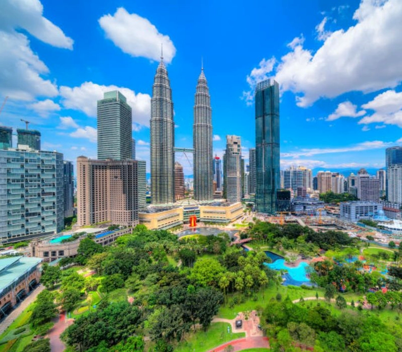 Toàn cảnh tháp đôi Petronas rực rỡ trong ánh đèn vàng ban đêm