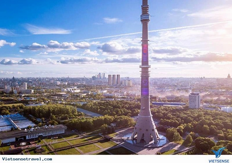 Toàn cảnh tháp truyền hình Ostankino nổi bật với chiều cao 540 mét uy nghi giữa lòng thành phố