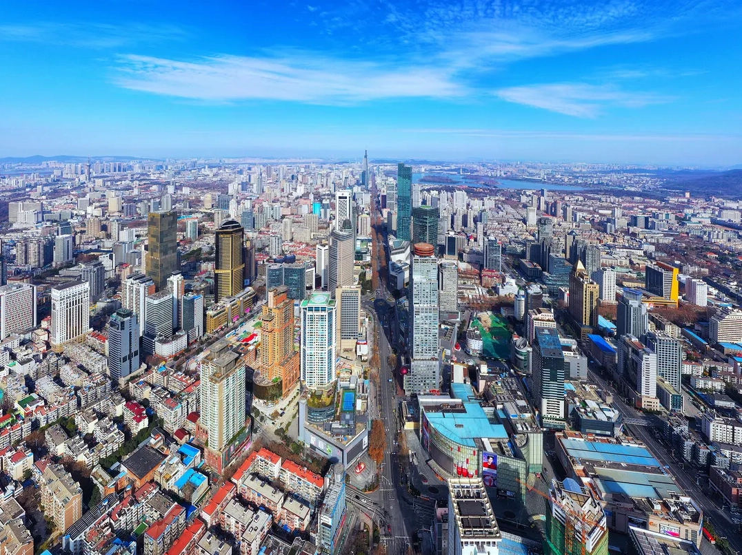 Toàn cảnh tháp Zifeng Tower sừng sững giữa bầu trời Nam Kinh