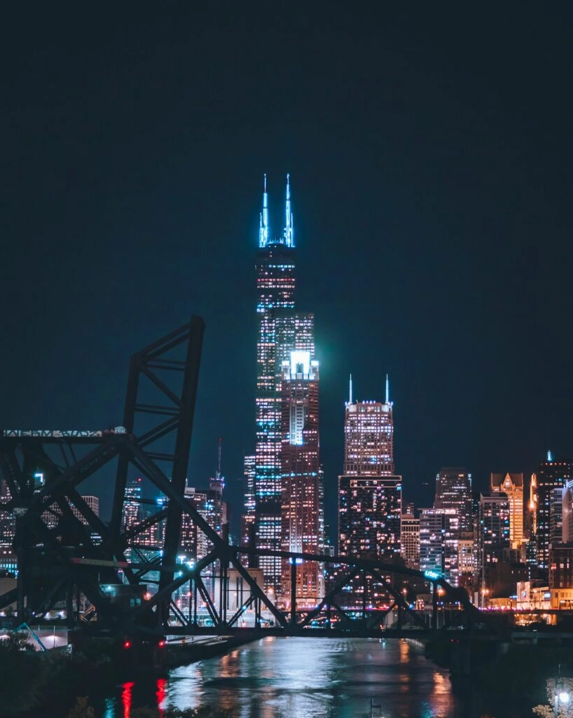 Toàn cảnh tòa tháp chìm trong bóng đêm