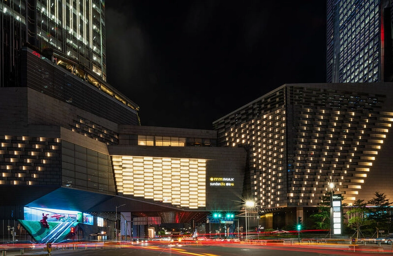 Toàn cảnh trung tâm tài chính bình an chìm trong sương mù