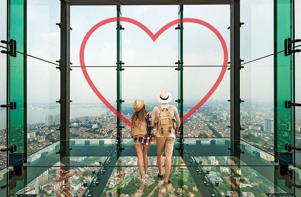 Trải nghiệm bước đi trên không trung tại Sky Walk Lotte Center