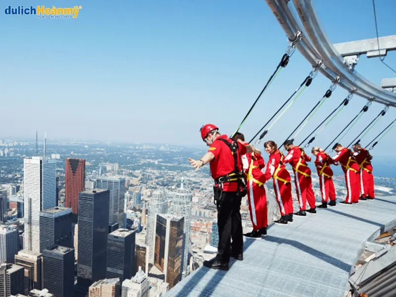 Trải nghiệm đi bộ bên ngoài rìa tháp CN Tower đầy mạo hiểm
